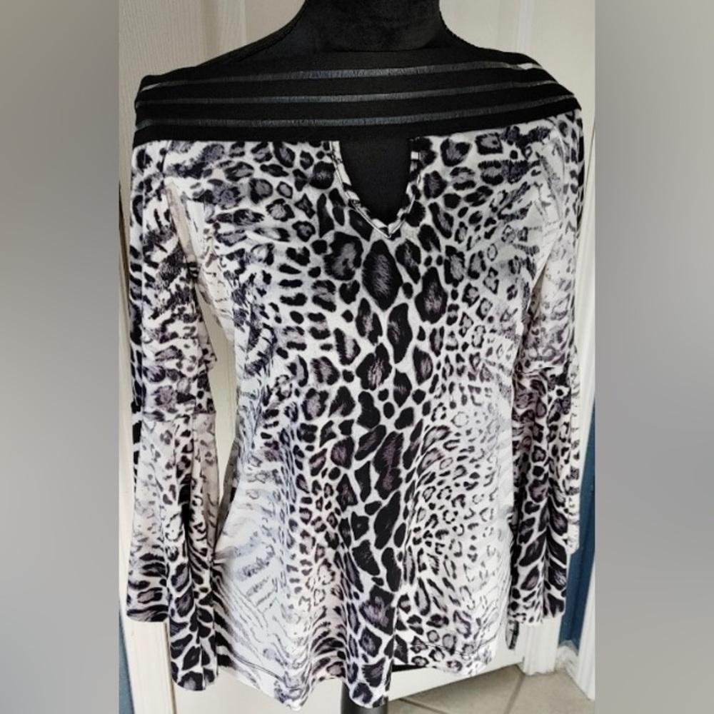 Venus brand animal print black & white off shoulder bell sleeve top shirt sz Med